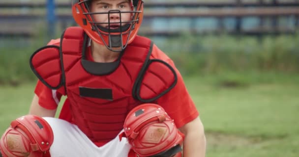 Спортивні коледжі, бейсбольний уловлювач підліток ловить фастбол, повільний рух 4k . — стокове відео