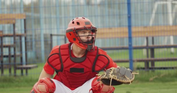 College sportowe, baseball łapacza nastolatek łapie szybką piłkę, 4k slow motion. — Wideo stockowe