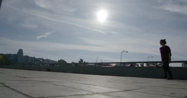 Genç bayan jimnastikçi ağır çekimde takla atıyor, kız takla atıyor, 4K, çevre ışıklandırması yapıyor..