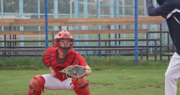 Gioco di baseball, battitore manca la palla, ricevitore adolescente prende una palla veloce, giornata di allenamento. — Video Stock