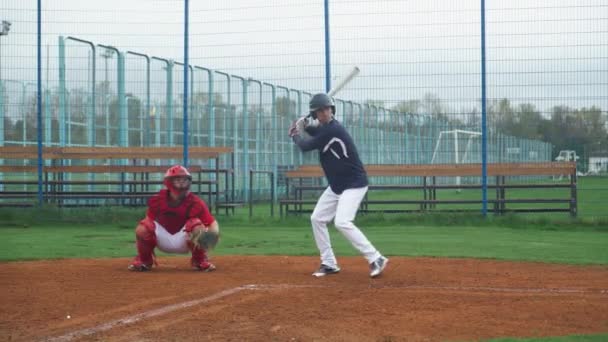 야구 연습 경기, 남자들은 야구를 하고, 투수는 타자에게 공을 던지고, 타자는 속구를 성공적으로 치고 베이스로 달립니다. — 비디오
