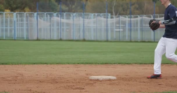 Torneo de béisbol, el lanzador atrapa una pelota rápida y envía un pase a otro jugador. — Vídeos de Stock