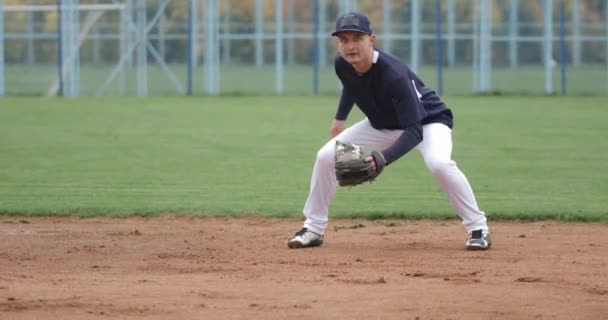 Бейсбольний турнір, пітчер ловить фастбол і відправляє перепустку іншому гравцеві, спорт в коледжі . — стокове відео