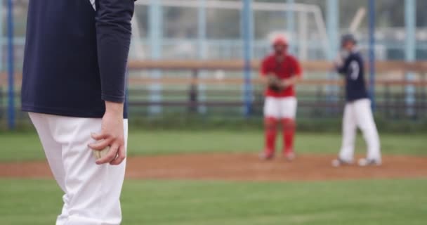 Спортивні коледжі, хлопці грають у бейсбол, пітчер кидає м'яч у бік батареї, успішно влучає у швидкий м'яч і бігає на базу . — стокове відео