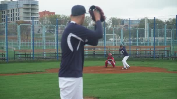 Baseball hra, pálkař mine míč, chytač chytí rychlý míč, kluci trénují hrát baseball. — Stock video