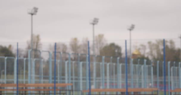 Torneo di baseball, due giocatori di baseball batti cinque l'un l'altro dopo una partita di successo, giornata di allenamento. — Video Stock