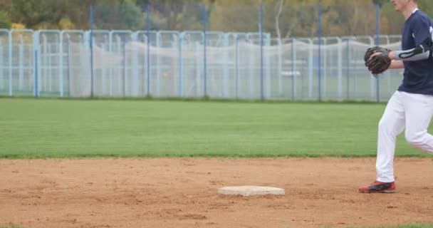 Turniej baseballowy, miotacz łapie szybką piłkę i wysyła przepustkę do innego gracza, sport w koledżu. — Wideo stockowe