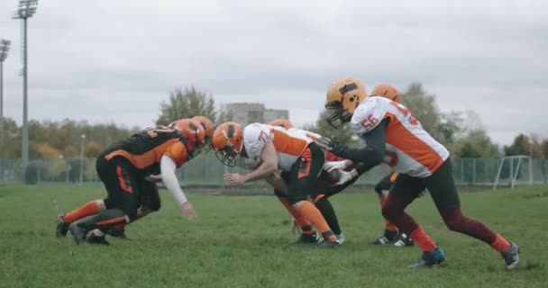 American Football, Football-Spieler im Spiel, der Spieler fängt den Ball und fällt zu Boden, Kampf zwischen Spielern in Schutzausrüstung, 4k 50fps. — Stockvideo