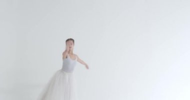 Dramatik dans, beyaz etekli zarif bir kadın, bale dansı ve koreografik elementleri beyaz arka planda, prova.