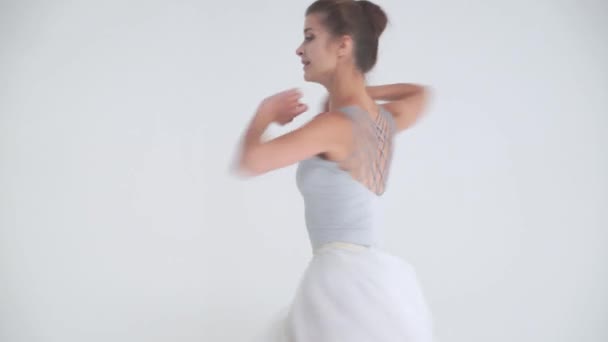 Dança dramática, fêmea elegante em um tutu branco, balé de dança e executar elementos coreográficos em um fundo branco, ensaio. — Vídeo de Stock