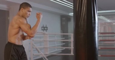 Kickboks, atletik boksör yumruklarını eğitir, kum torbasını döver, boks salonunda antrenman günü, 4 km yavaş çekim..
