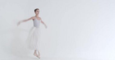 Dramatik dans, beyaz etekli zarif bir kadın, bale dansı ve koreografik elementleri beyaz arka planda, prova.