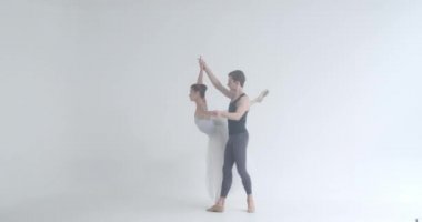 Dramatik, zarif, klasik bale dansçıları. Dans provası, bale dansçılarının romantik dansı. Koreografiyle meşgul genç bir çift..