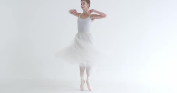 Elegante Frau im weißen Tutu, Ballett tanzen und choreografische Elemente auf weißem Hintergrund aufführen, Probe im verrauchten Raum. — Stockvideo