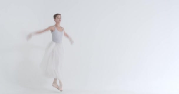 Dramatyczny taniec, elegancka kobieta w białej tutu, taniec baletowy i wykonanie elementów choreograficznych na białym tle, próby. — Wideo stockowe