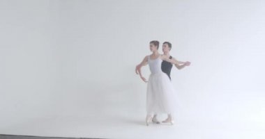 Dramatik bir çift klasik bale dansçısı, dans provası, bale dansçılarının romantik dansı, koreografiyle meşgul genç bir çift.