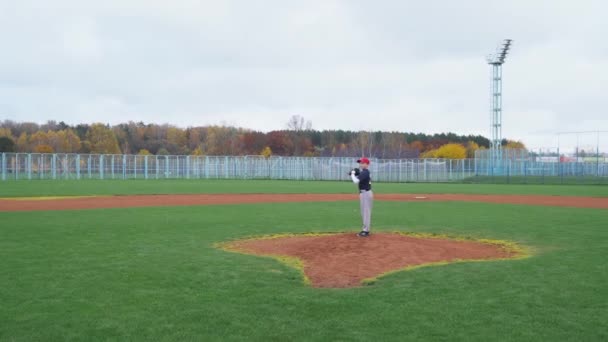 Baseball w szkole, miotacz rzuca szybką piłkę w kierunku pałkarza, chłopiec rzuca piłkę. — Wideo stockowe