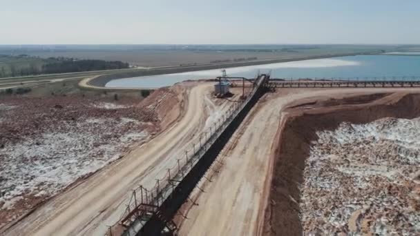 Minería de sal de potasa, línea transportadora en pozos de sal, vista aérea de pilas de sal y canteras industriales, vista desde la altura sobre colinas de arena, lodos y residuos mineros. — Vídeos de Stock