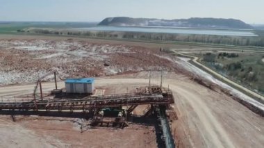 Potasyum tuzu madenciliği, tuz çukurlarındaki konveyör hattı, tuz yığınları ve endüstriyel taş ocaklarının havadan görünüşü, tepeden kum, çamur ve madencilik atığı manzarası..