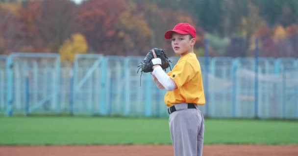 Baseboll i skolan, kastaren kastar snabbt boll mot smet, ung pojke kastar bollen, 4k slow motion. — Stockvideo