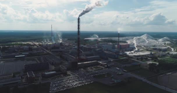 Impianto di estrazione e trasformazione, vista di tubi e fumi vicino a montagne di minerali e sabbia, vista dall'alto, edifici industriali. — Video Stock