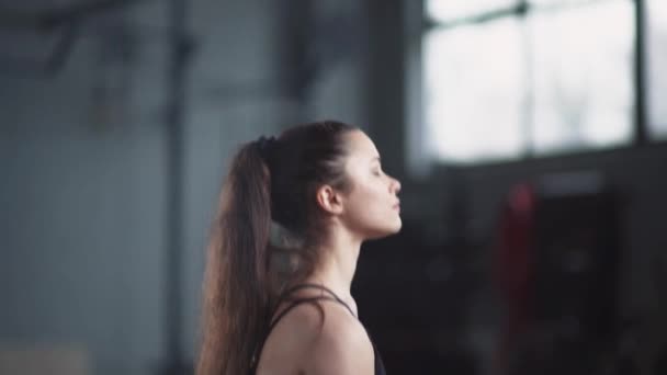 Female in the gym, young woman lifts the kettlebell weight, muscle training with weights, crossfit. — Vídeo de Stock