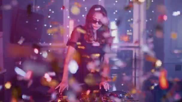 Розкішна вечірка, гламурна жіноча dj танцює в нічному клубі, золотий конфетті літає в повітрі, неонова світлиця, приватна вечірка, 4k повільний рух. — стокове відео