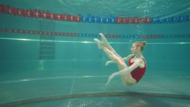 Szakmai női úszó a medencében, fiatal nő végre elemeit szinkronúszás, gyönyörű tánc a víz alatt. — Stock videók