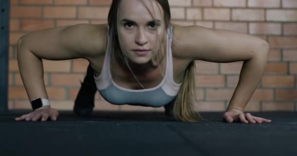 Spor salonundaki atletik kadın, kız patlayıcı şınav çekiyor, ağır çekimde alkışlıyor, çapraz formda.. — Stok video