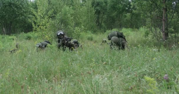 Soldados en camuflaje con rifles de asalto, fuera de la emboscada en el campo, acción militar en el área de la estepa, 4k cámara lenta. — Vídeo de stock