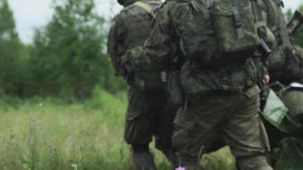 Soldater evakuerade den sårade soldaten i en bår, en räddningsoperation under täckmantel, slow motion. — Stockvideo