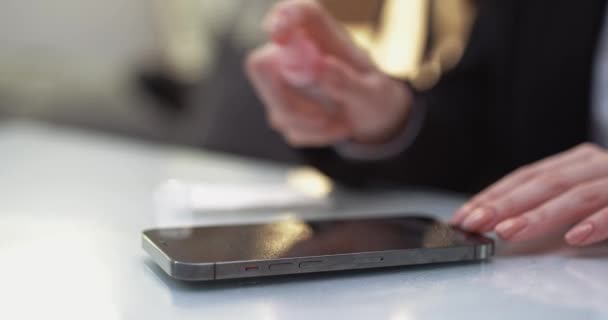 Femme nettoie le smartphone moderne avec antiseptique et lingettes, le processus de désinfection du téléphone mobile, précautions pendant la pandémie de coronovirus. — Video