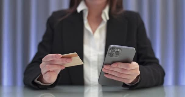 식탁에 앉아서 스마트폰을 사용하여 온라인 구매에 대한 비용을 지불하는 사업가가 스마트폰으로 신용카드 정보를 입력하고 온라인 쇼핑을 한다.. — 비디오
