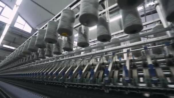 Fabbrica di filatura, produzione di tessuti, filo di seta, lino e sintetici, vista di bobine di filo, processo automatizzato sull'industria leggera. — Video Stock