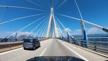 Avrupa 'ya yolculuk, boğazın karşısındaki köprüde giden ilk şahıs görüntüsü, yol kavşaklarına yakın olmak, kablolu köprü manzarası..