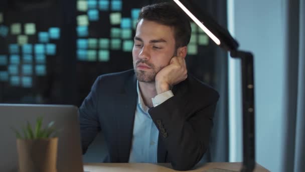 Workaholic bei der Arbeit, Büroleiter arbeitet spät, ein Müder schläft am Arbeitsplatz ein, macht Überstunden, Nachtarbeit. — Stockvideo