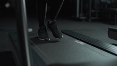 Koşu bandında koşan bayan sporcu, spor salonunda aerobik egzersiz ve dayanıklılık eğitimi, 4K ağır çekim..