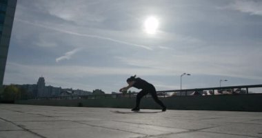 Genç bayan jimnastikçi ağır çekimde takla atıyor, kız takla atıyor, 4K, çevre ışıklandırması yapıyor..