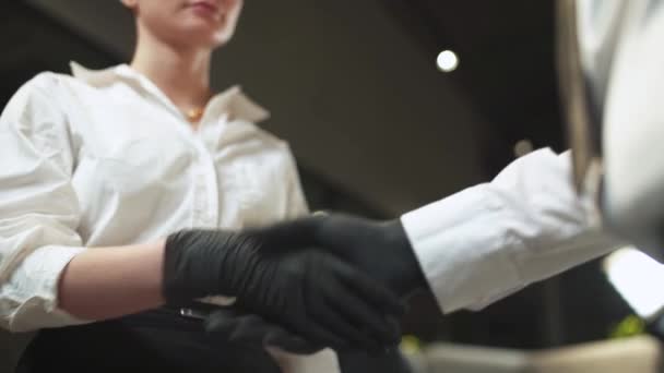 Embauche, homme d'affaires serrant la main d'une collègue, poignée de main dans des gants de protection, communication dans les conditions de la pandémie. — Video
