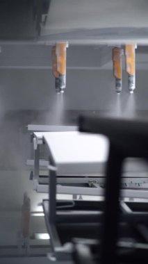 Buzdolabı üretimi, boyama kabini, robotlar alüminyum panelleri boyuyor, modern teknolojiler otomatikleştirilmiş üretim hattında..