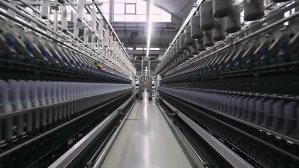 Fabbrica di filatura, produzione di tessuti, filo di seta, lino e sintetici, vista di gallerie di linea di produzione sull'industria leggera. — Video Stock