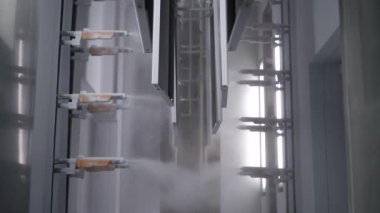 Buzdolabı üretimi, boyama kabini, robotlar alüminyum panelleri boyuyor, modern teknolojiler otomatikleştirilmiş üretim hattında..