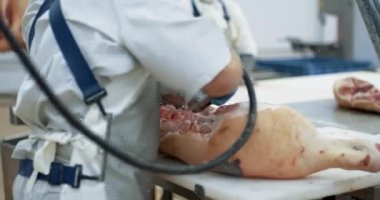 Et işleme tesisi, kasap domuz eti, et üretimi ve gıda endüstrisi, et toplama süreci, işçiler et kesmek için ekipman kullanıyor, 4k Slow Motion.