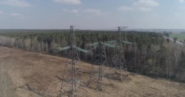 Elektrik hattı, endüstriyel görüş alandaki elektrik iletimi hattı, kablolu çelik kule ve elektrik kaynağı iletişimi..