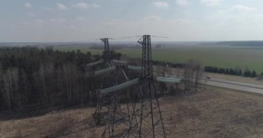 Elektrik hattı, endüstriyel görüş alandaki elektrik iletimi hattı, kablolu çelik kule ve elektrik kaynağı iletişimi..