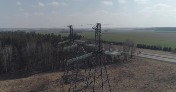 Linea elettrica, vista industriale da un'altezza sulla linea di trasmissioni elettriche in campo, torre in acciaio con fili e comunicazione di alimentazione elettrica. — Video Stock