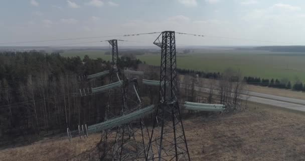 Linea elettrica, vista industriale da un'altezza sulla linea di trasmissioni elettriche in campo, torre in acciaio con fili e comunicazione di alimentazione elettrica. — Video Stock
