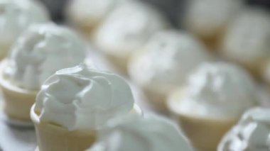 Dondurma üretimi, ulaşım waffle-konisi plombir dondurma üretim hattında, süt ürünleri.