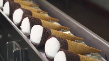 Dondurma üretimi, ulaşım waffle-konisi plombir dondurma üretim hattında, süt ürünleri.
