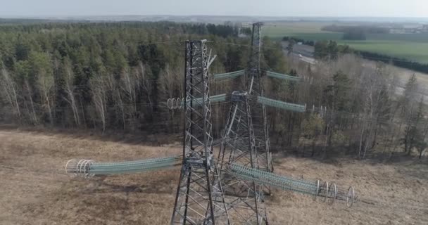 Linea elettrica, vista industriale da un'altezza sulla linea di trasmissioni elettriche in campo, torre in acciaio con fili e comunicazione di alimentazione elettrica. — Video Stock